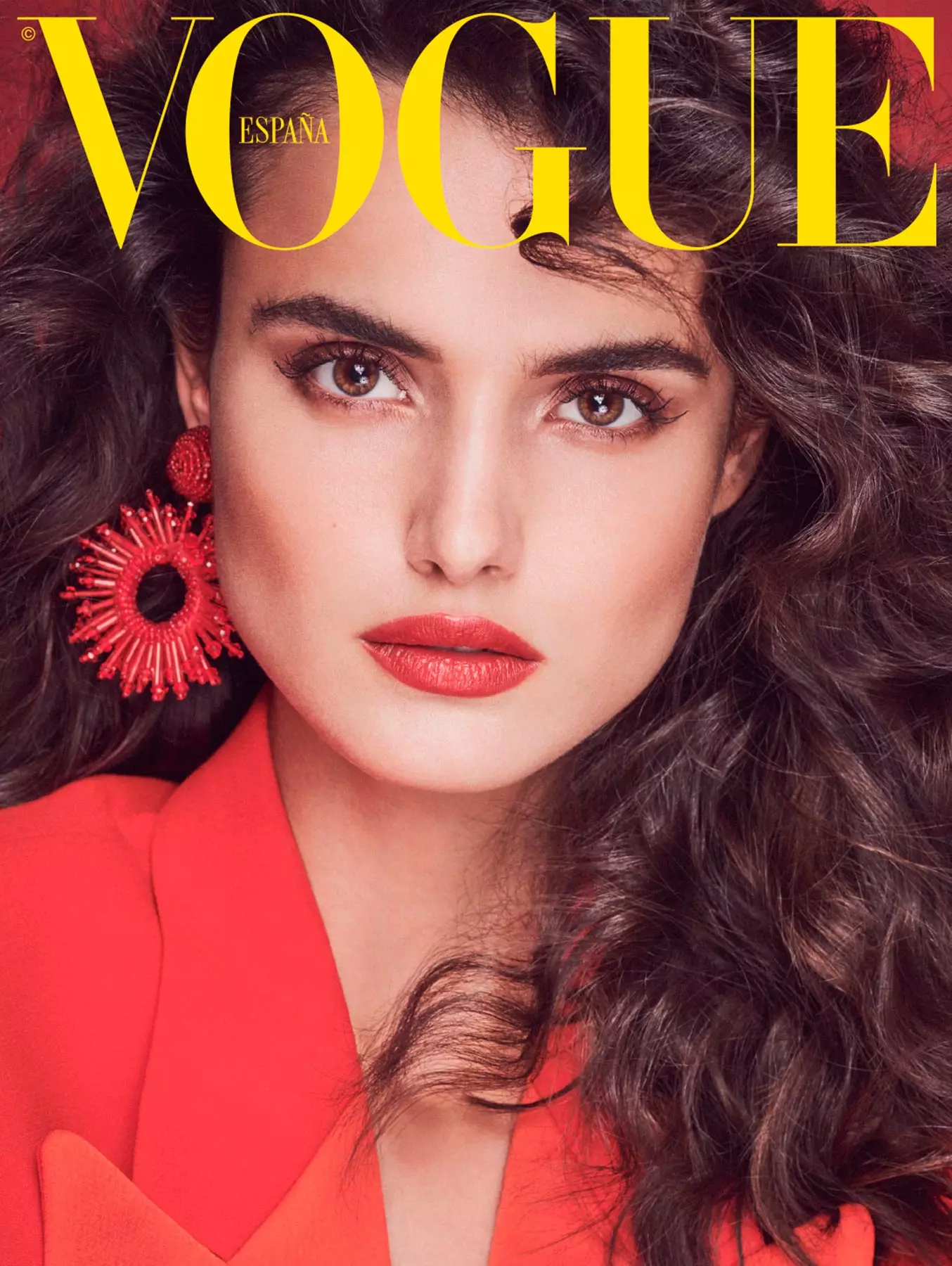 Sisäkuva Vogue Spainin huhtikuun 2019 numerosta. Blanca Padilla MSGM-takilla ja Oscar de...