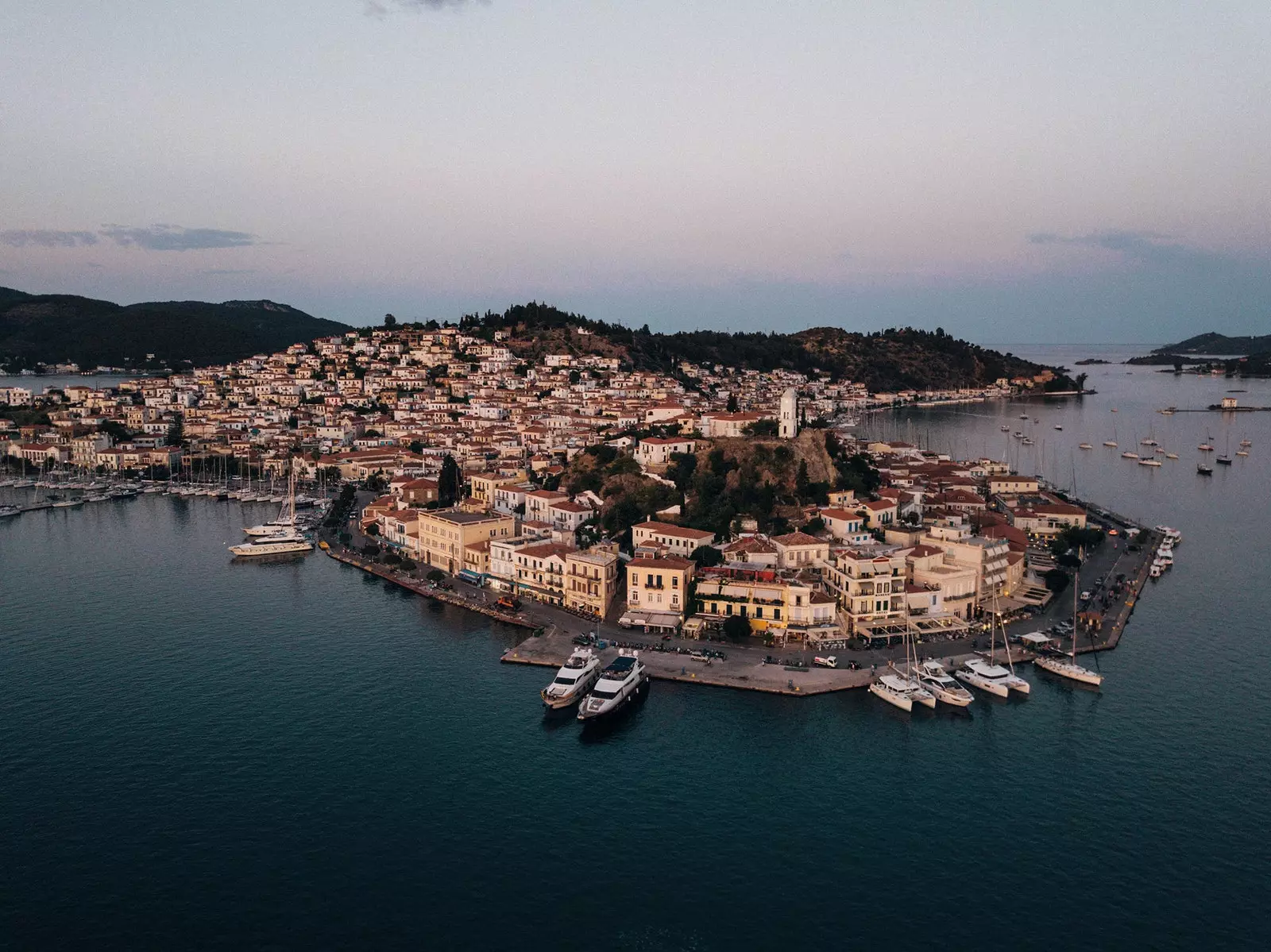 An baile oileán Poros