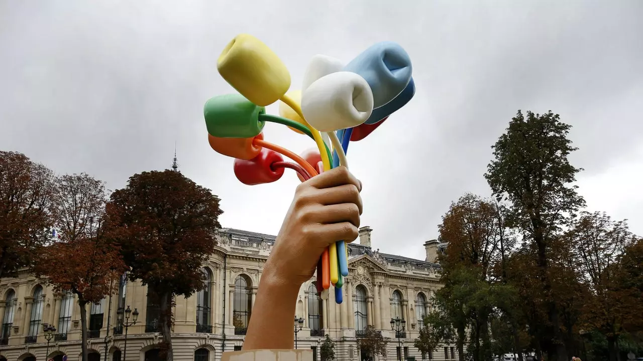 Un bouquet di tulipani, la nuova scultura sugli Champs-Elysées a Parigi