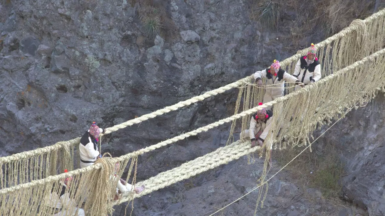 Q'eswachaka, le pont artisanal qui est jeté dans la rivière et reconstruit chaque année !