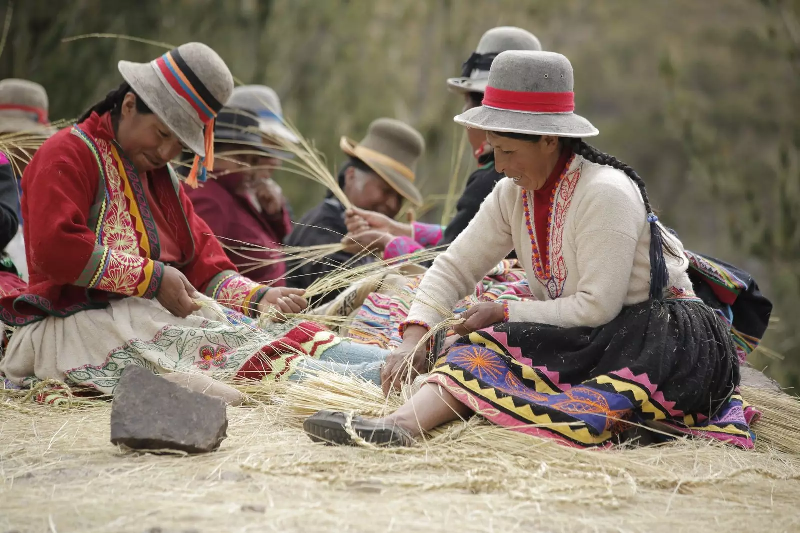 kvinnor som väver Qeswachaka sista inkabron PERU