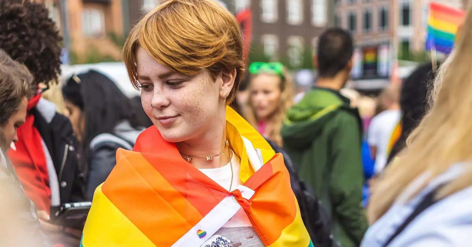 ragazza rossa che celebra l'orgoglio gay con la bandiera