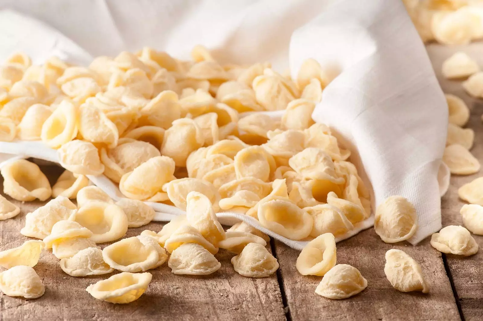 Pasta orechiette tipiciúil ó Bari Apulia