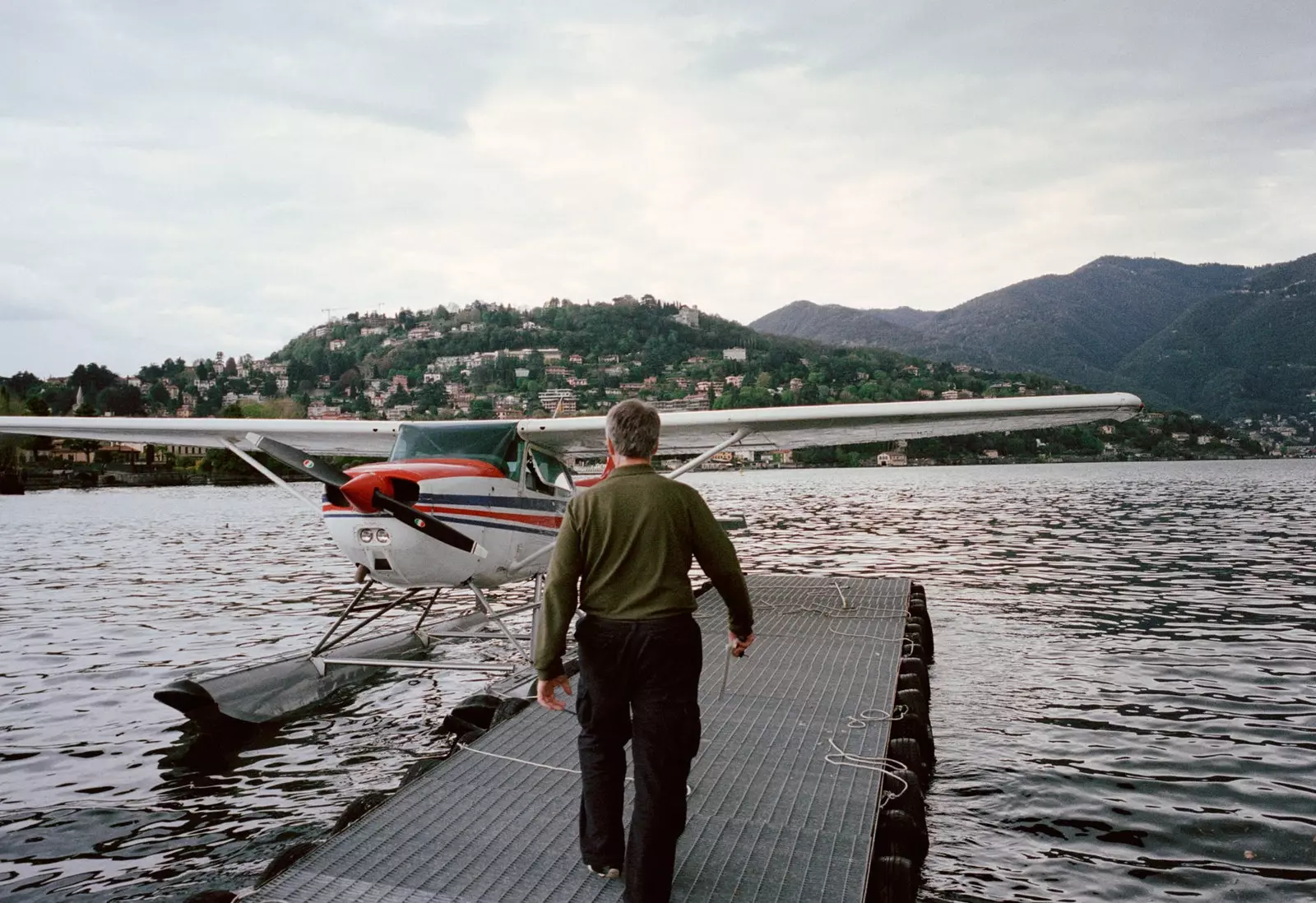 Nousemassa vesitasoon Aeroclub Comossa, jossa he tarjoavat kursseja, joilla opetellaan sen ohjaamista...