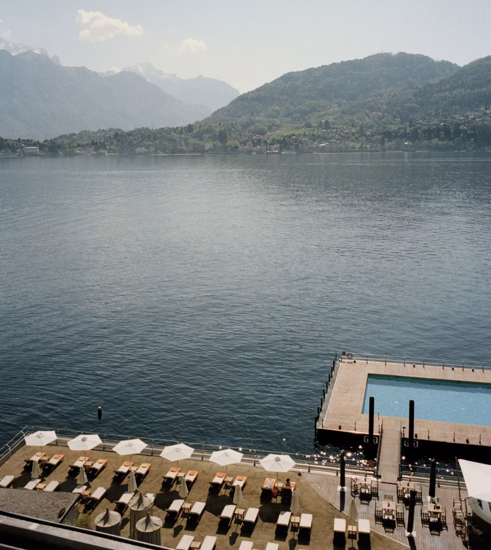 A Grand Hotel Tremezzo fotogén úszómedencéje, amelyet Enea Gandola és Maria Orsolini avattak fel 1910. július 10-én.