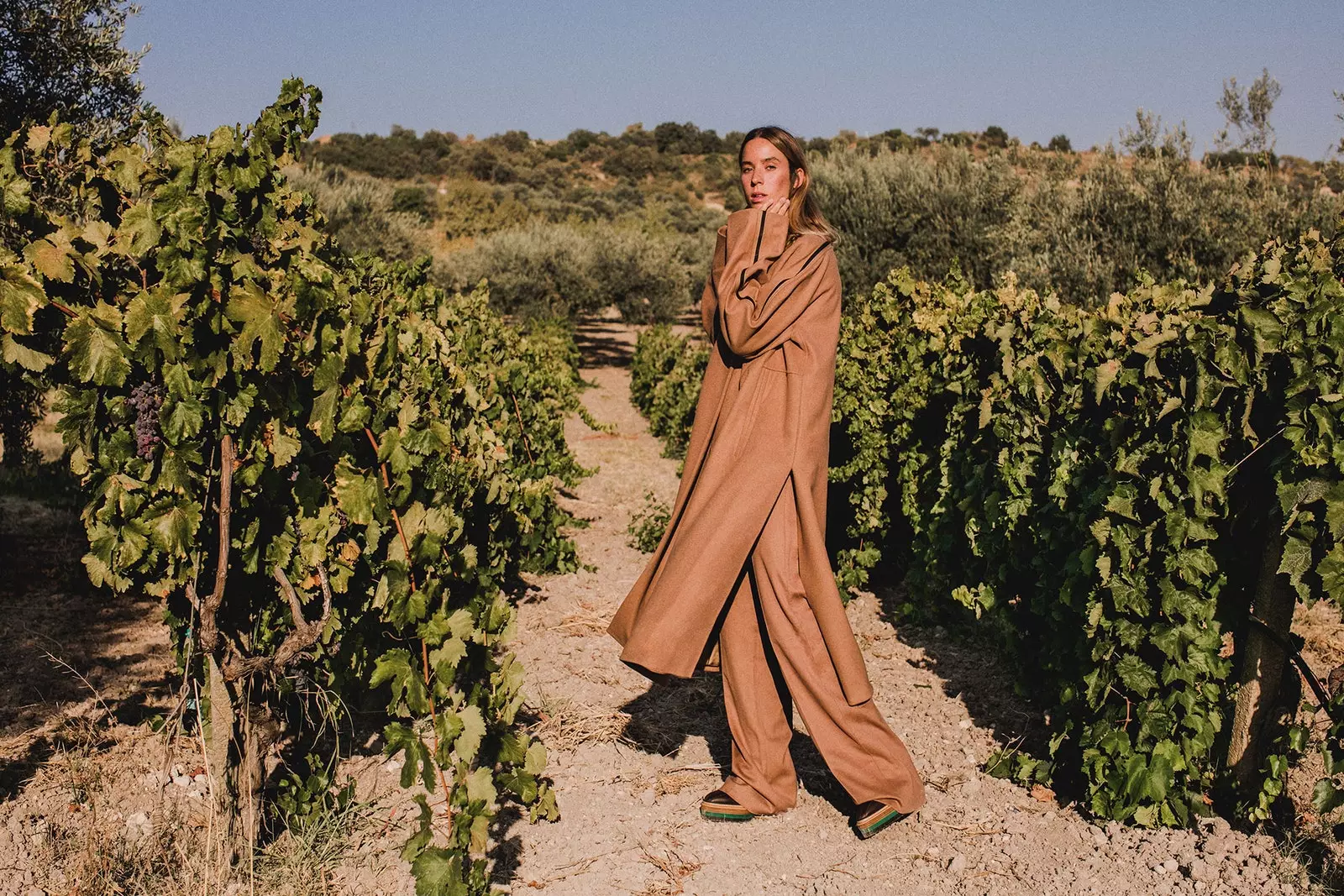 Nuria Val dans les vignes de l'hôtel N'orma