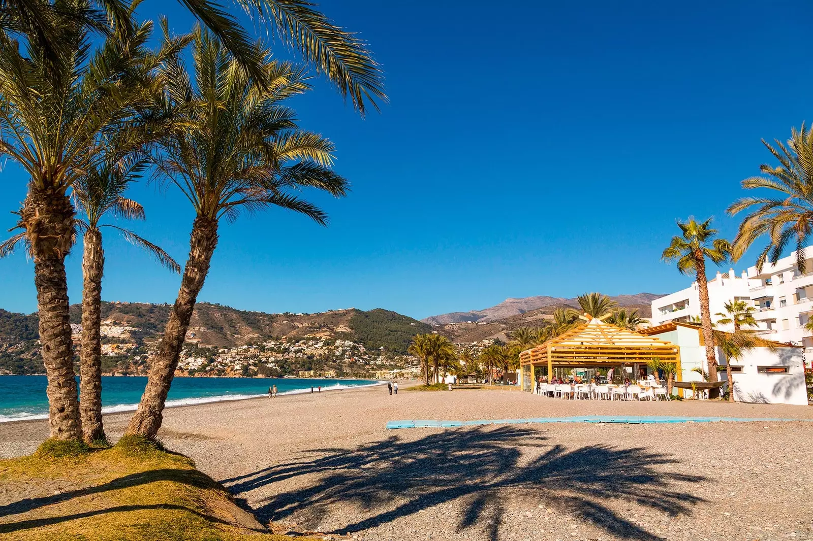 Charmerende strandbar i sandet i La Herradura få skridt fra havet.