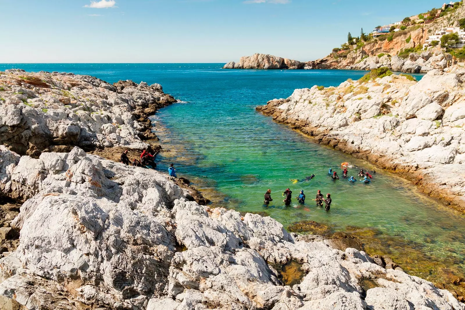 Grup de persones fent busseig a la platja de La Herradura.