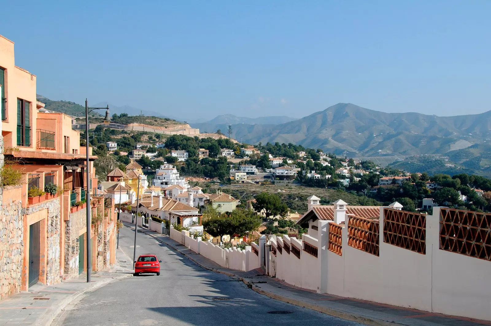 Ruhige Straße in La Herradura, einem ruhigen und ruhigen historischen Zentrum.