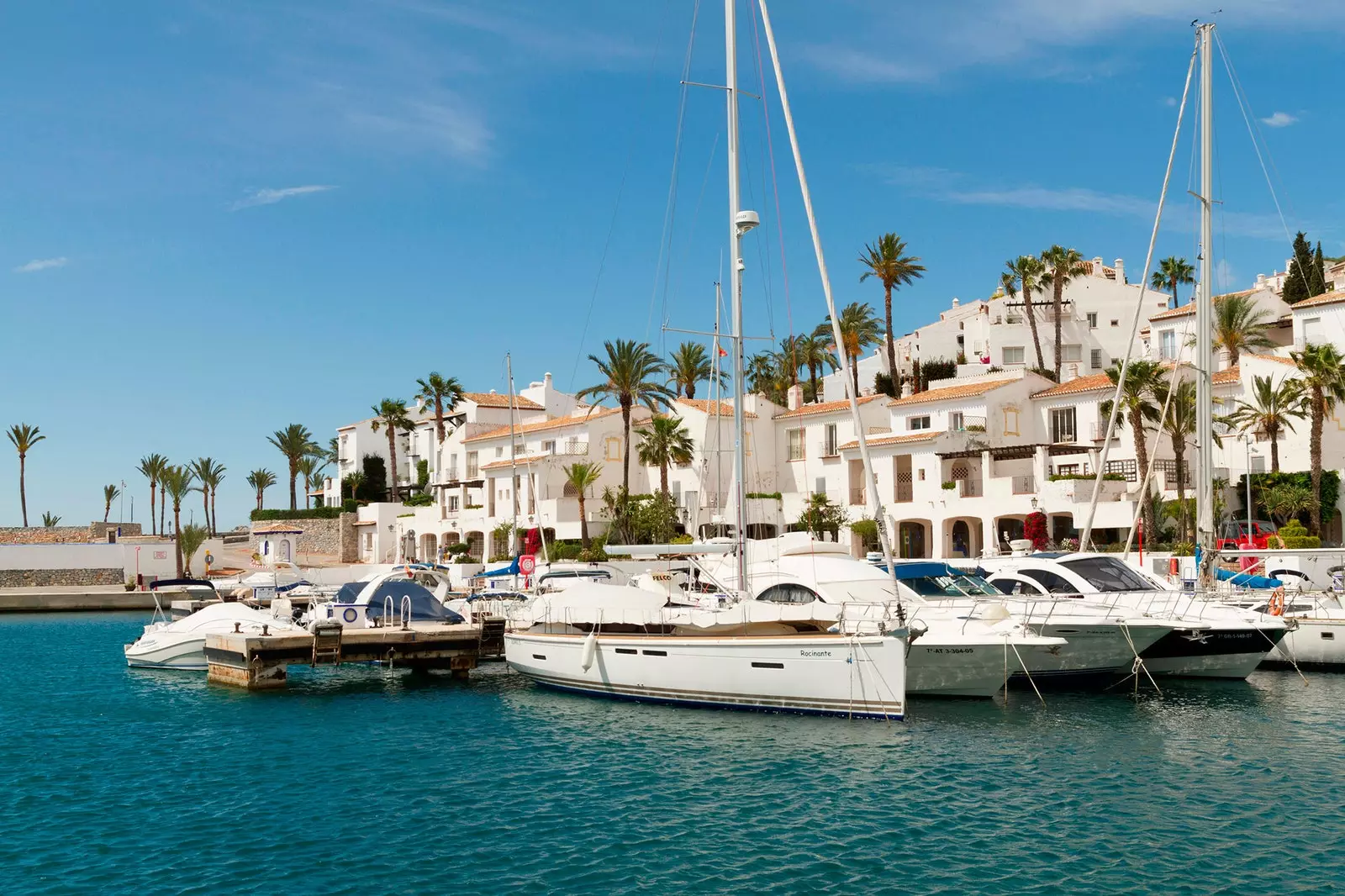 Boti zilitia nanga kwenye Puerto Marina del Este huko La Herradura.