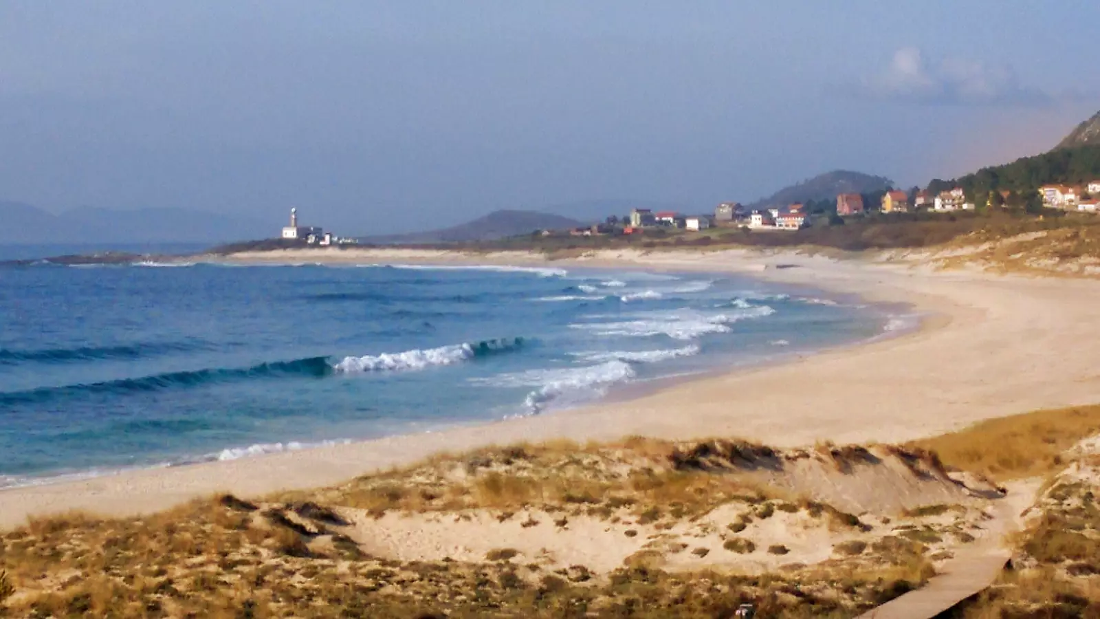 Plaża Lariño i latarnia morska.