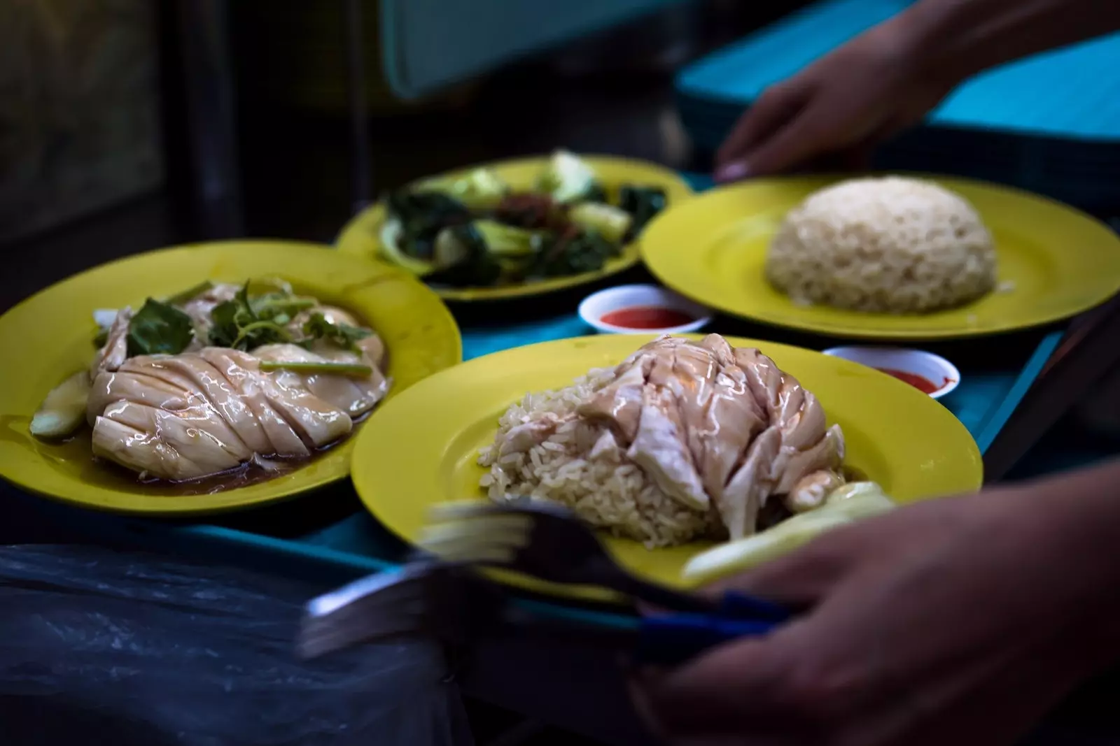 Einige der Köstlichkeiten finden Sie in den Straßenhändlern von Singapur