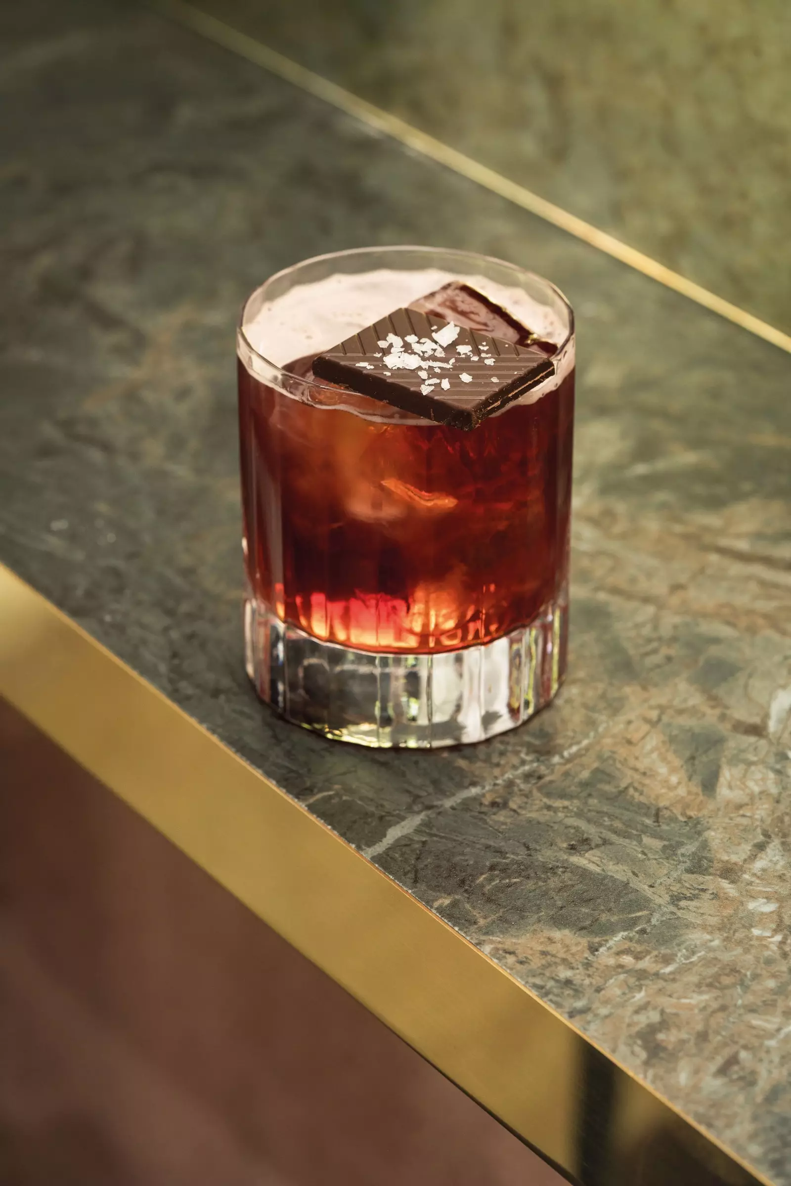 Majestic với rượu whisky Martini oloroso red vermouth và cà phê tonic đắng.