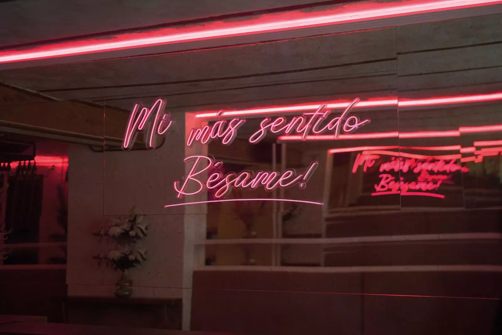 Neons en roze bepalen het interieurdesign van Sabrage.