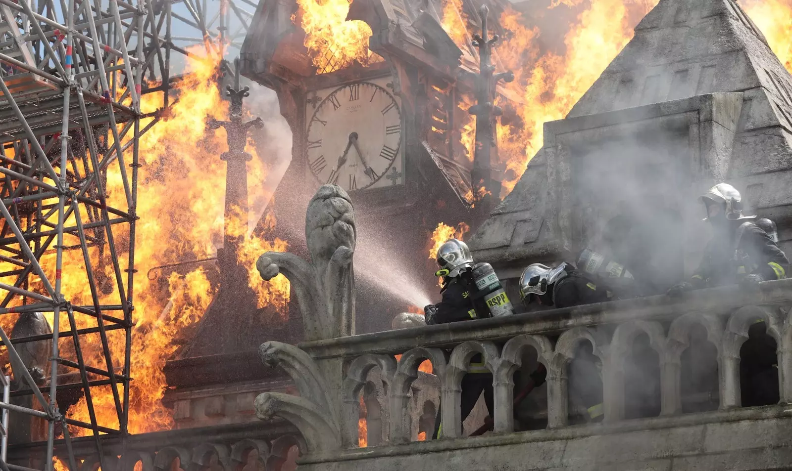 Strażacy na tarasach Notre Dame.