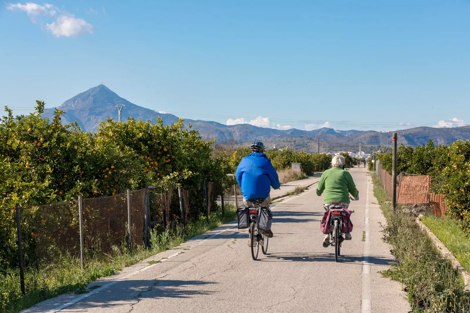 Deux cyclistes sur la Vía Verde GandíaOliva Valencia.