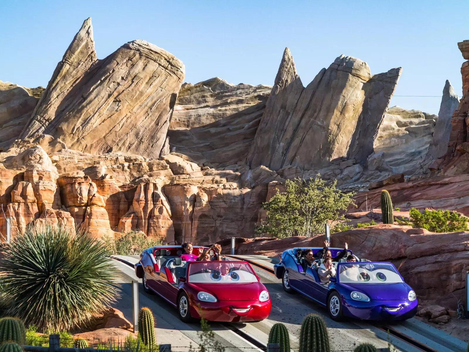 Tvær fjölskyldur fara í gegnum Cars Land.