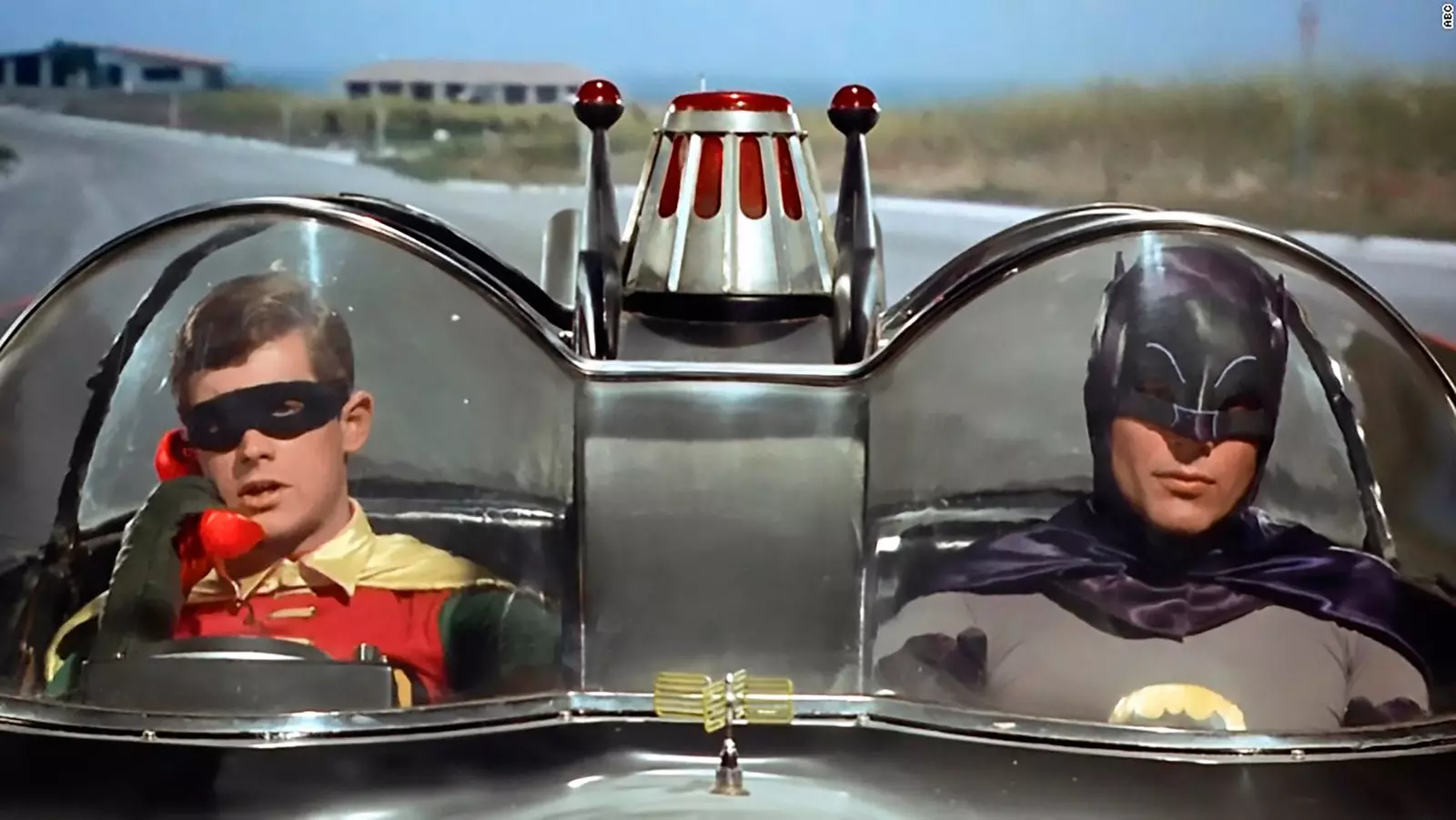 Adam West kwenye gurudumu la Batmobile ya kwanza