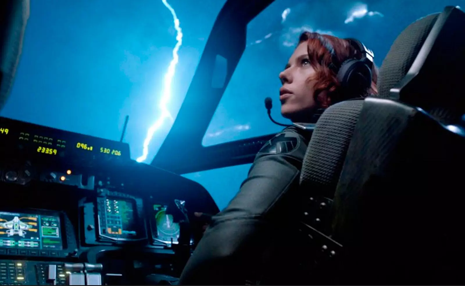 Black Widow som befaller Quinjet