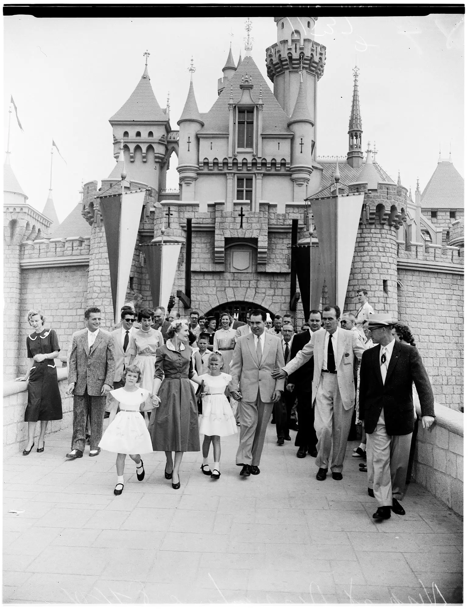 Alice in Nightmareland: 'E Diela e Zezë' e Disneyland 3588_3