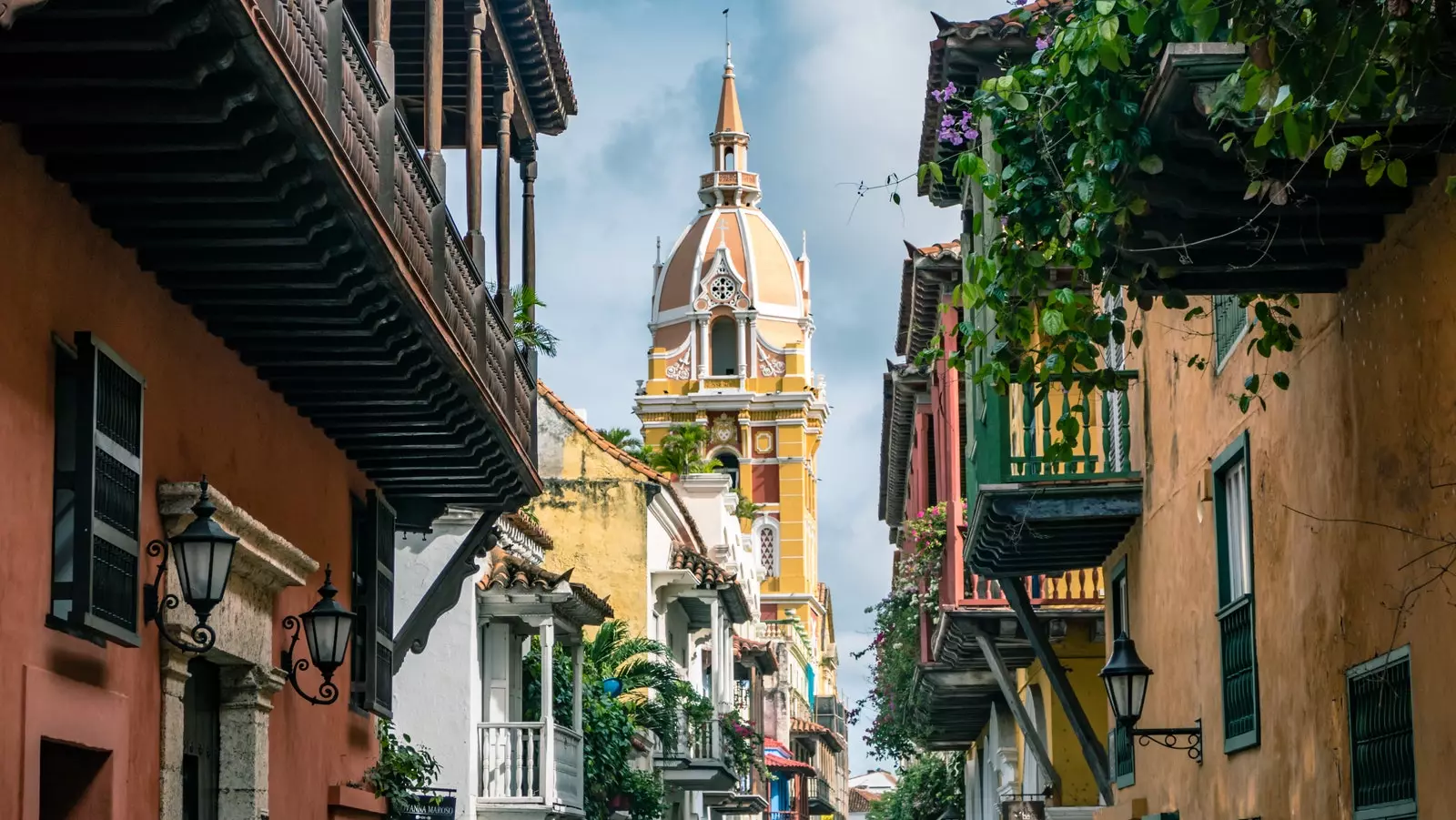 Cartagena de Indias'taki Santa Catalina de Alejandría Katedrali'nin kulesi.