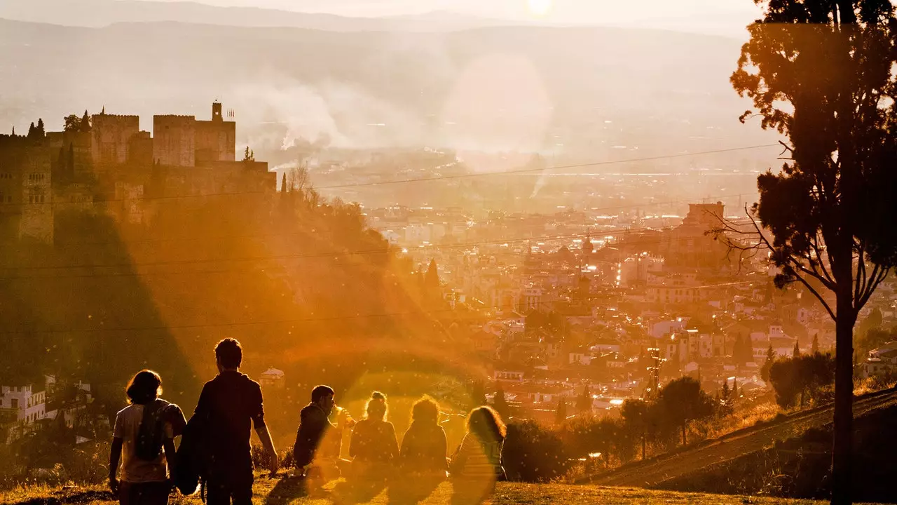 Pse perëndimi i diellit nga Mirador de San Nicolás, në Granada, është më i miri në Spanjë