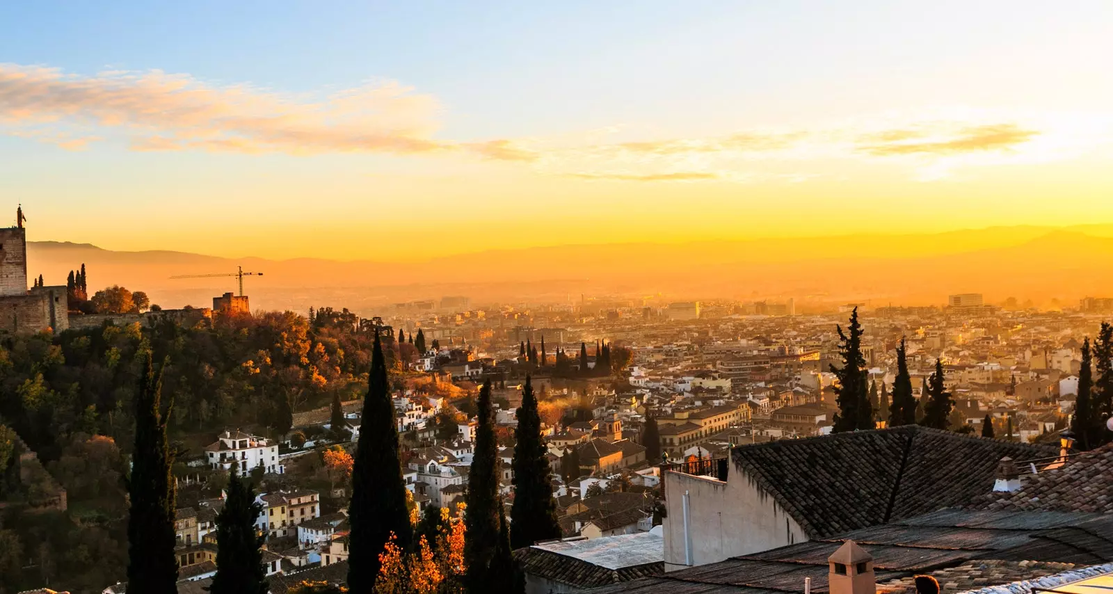 Matahari terbenam di atas Alhambra di Granada adalah yang paling indah di Sepanyol