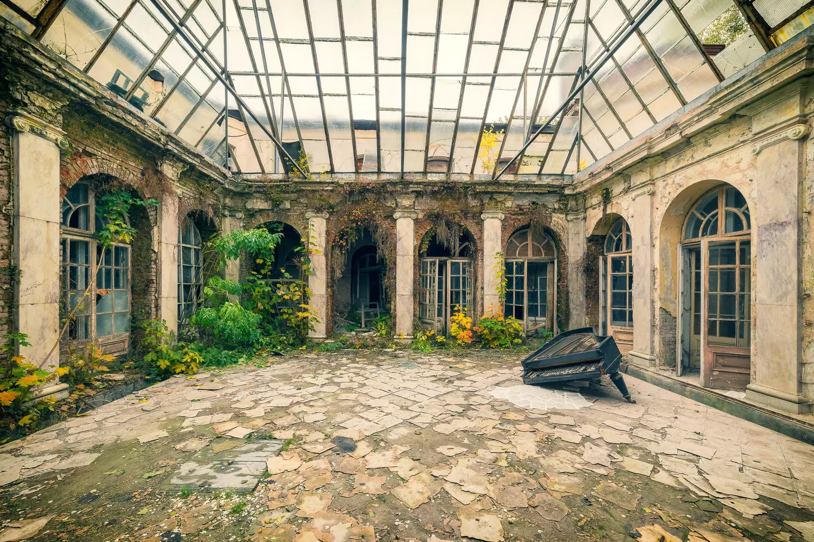 Piano vandalizado em fotografia de pátio abandonado por Michael Schwan.