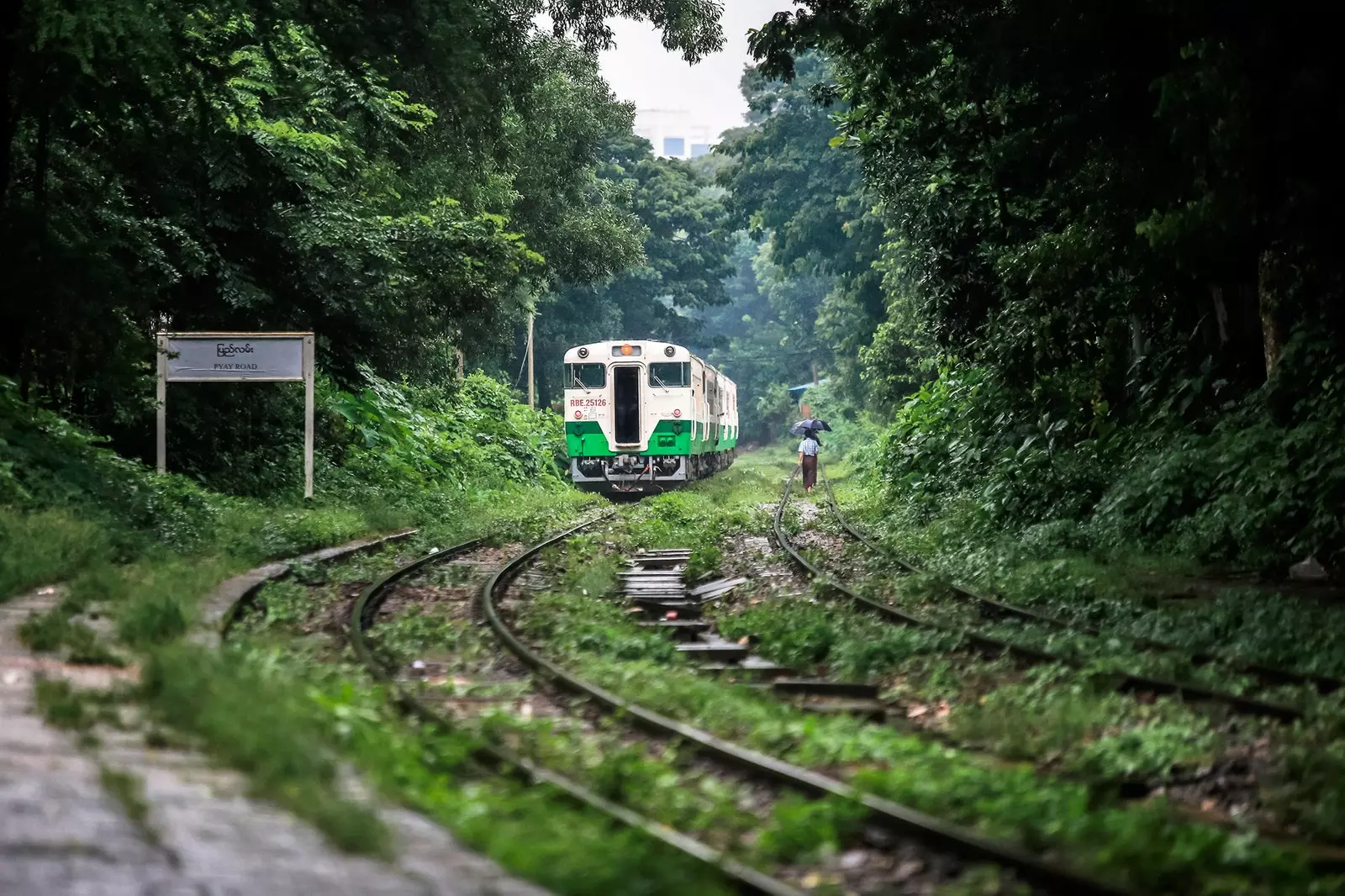 Traein ciorclach Yangon.