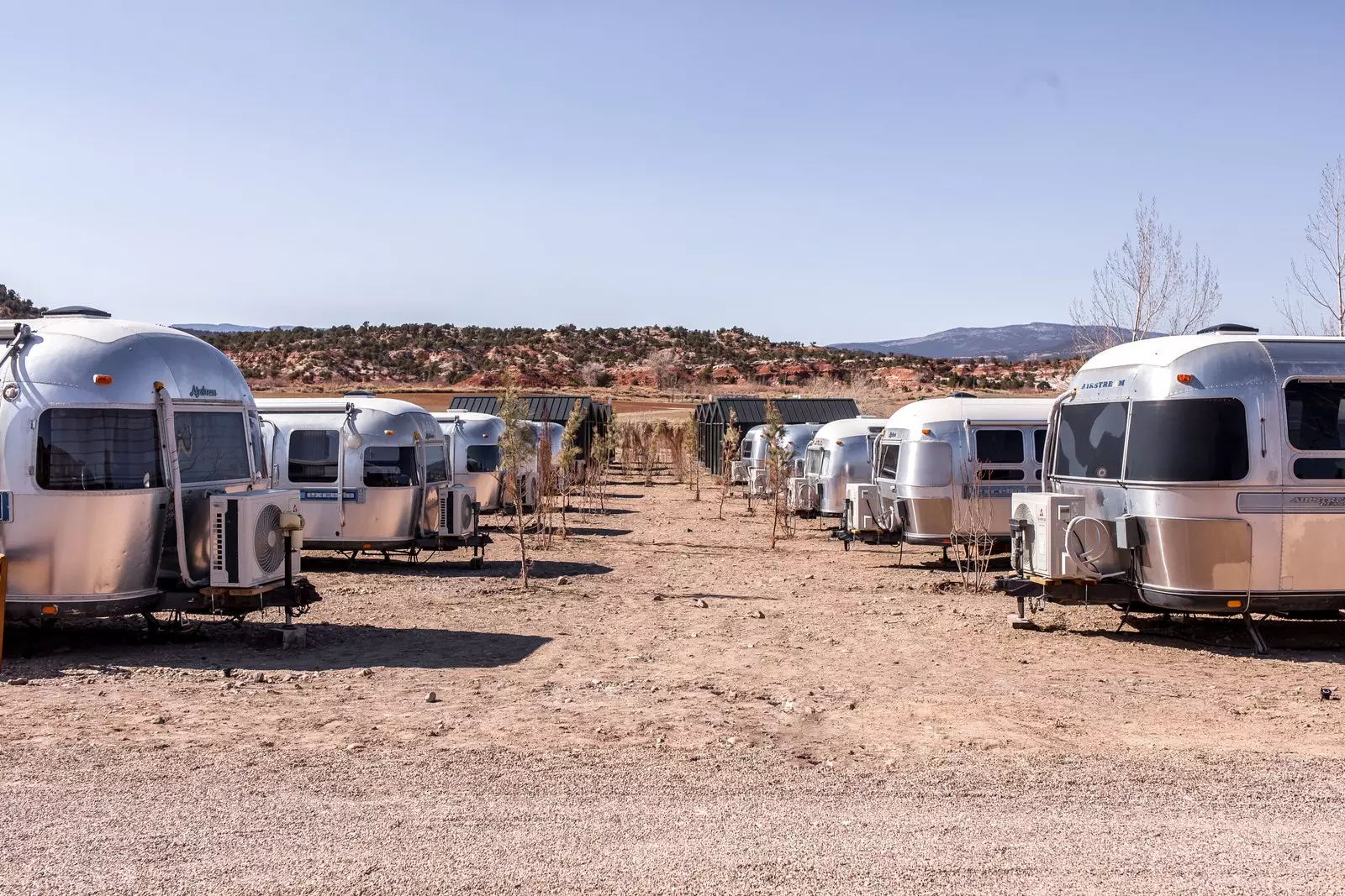 Yonder Escalante's Airstreams în stil american.