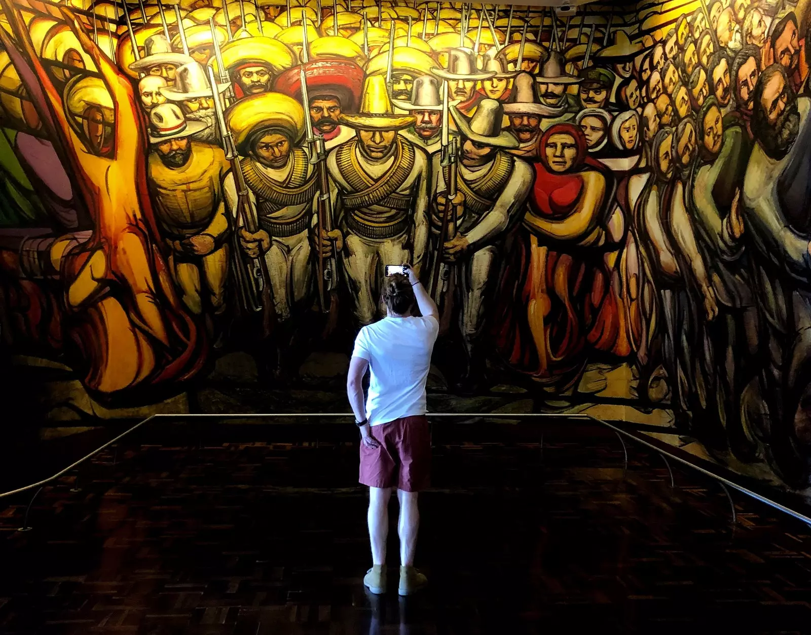 Ragazzo che scatta una foto di un murale nel Museo Nazionale di Storia Castillo de Chapultepec Città del Messico.