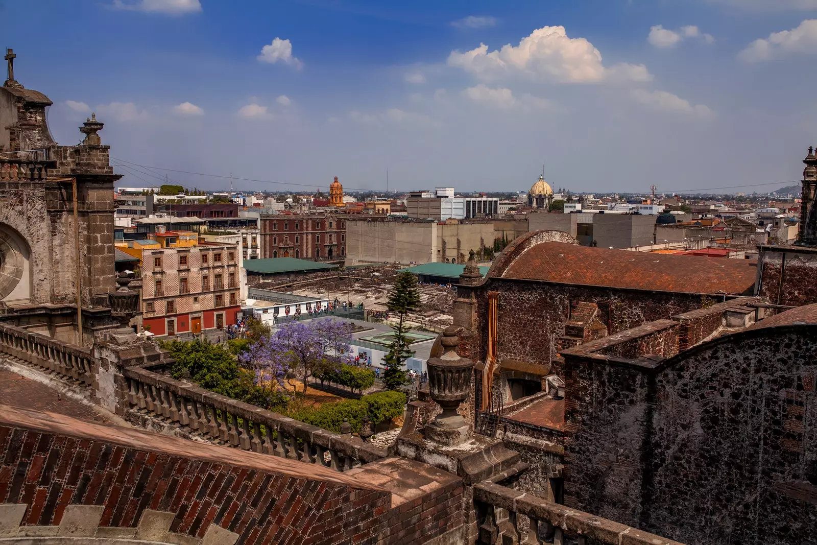 Templo Mayor iz metropolitanske katedrale v Mexico Cityju