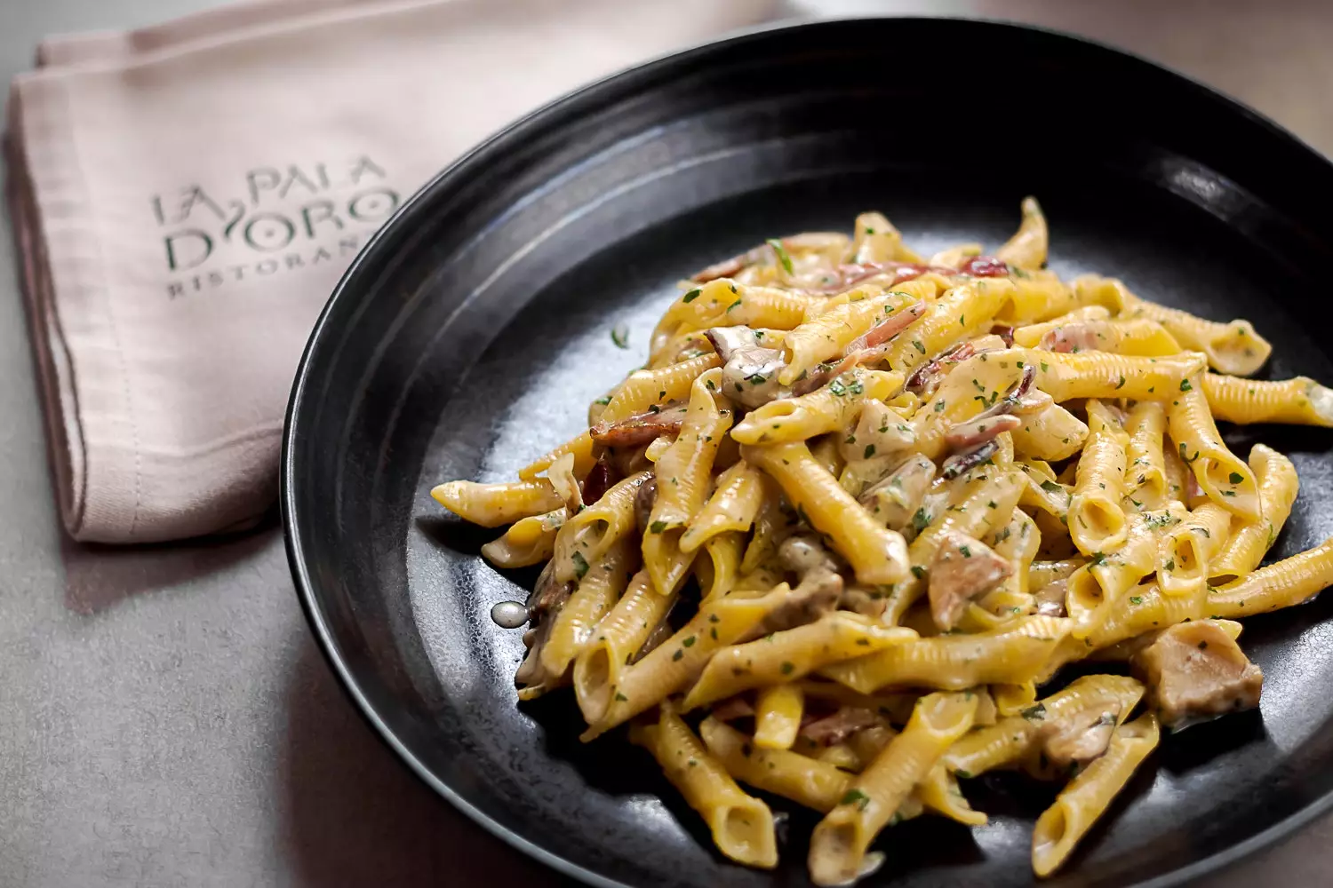 Garganelli a l'ou amb speck nata i ceps de La Pala dOro