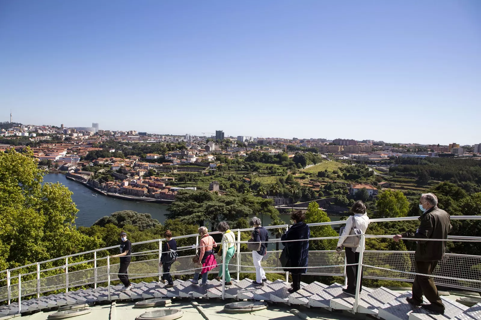 The Porto viewpoint welcomes travelers with a 360º panoramic view