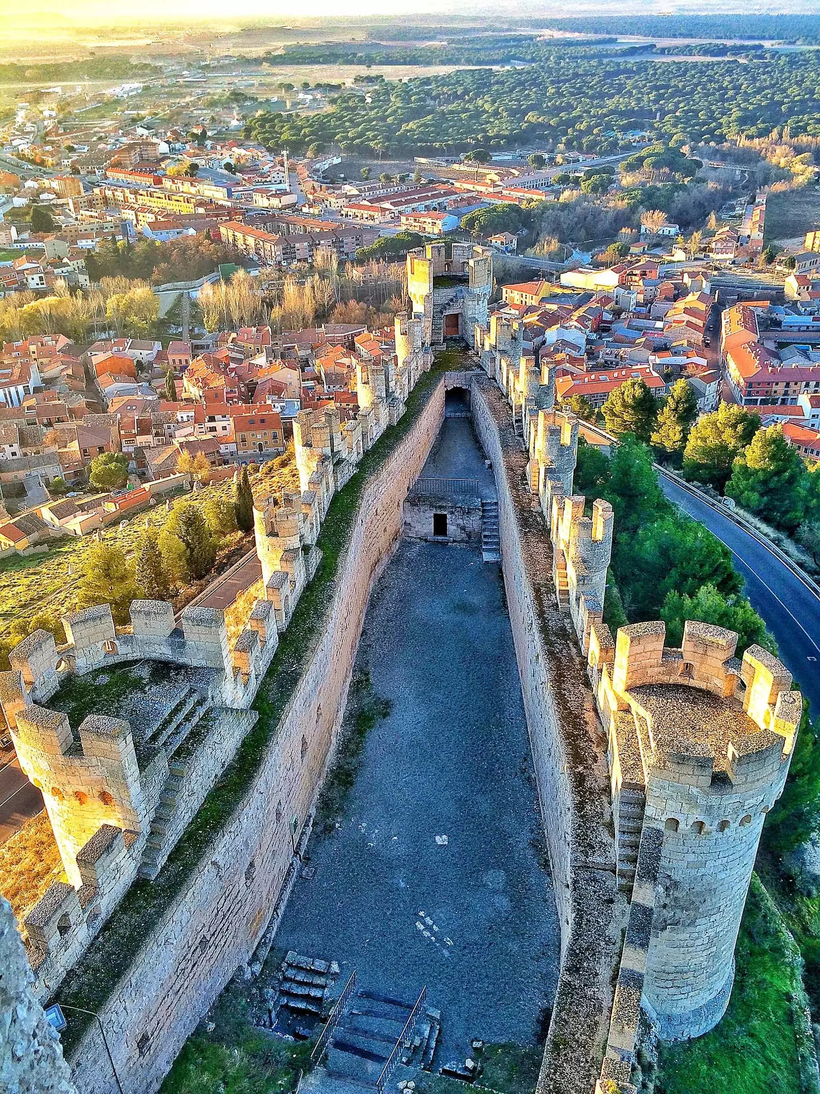 بالسيارة عبر Ribera del Duero ، طريق بين مزارع الكروم من بلد الوليد إلى أراندا