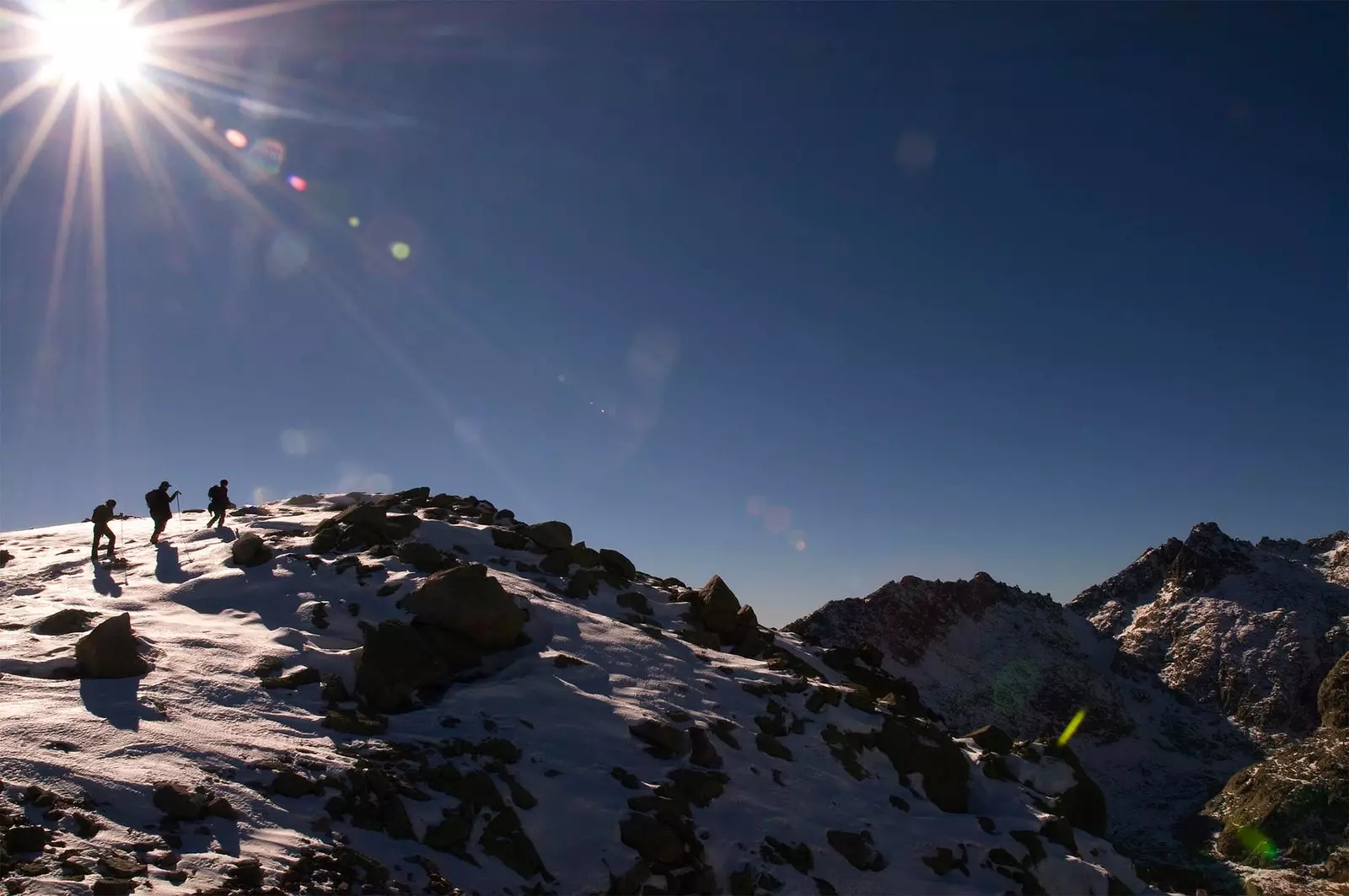 uspon na morezon de gredos vrh sa snijegom