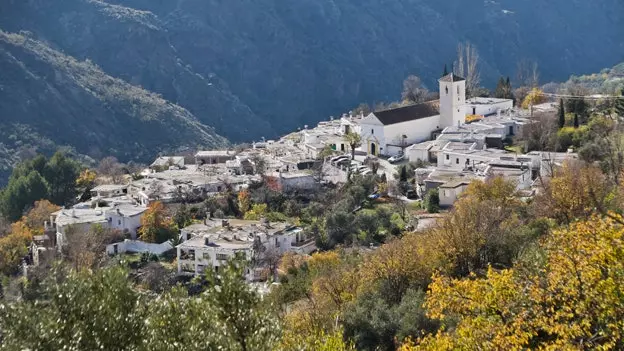 La Alpujarra: bealach slán gan haste nó líonraí sóisialta