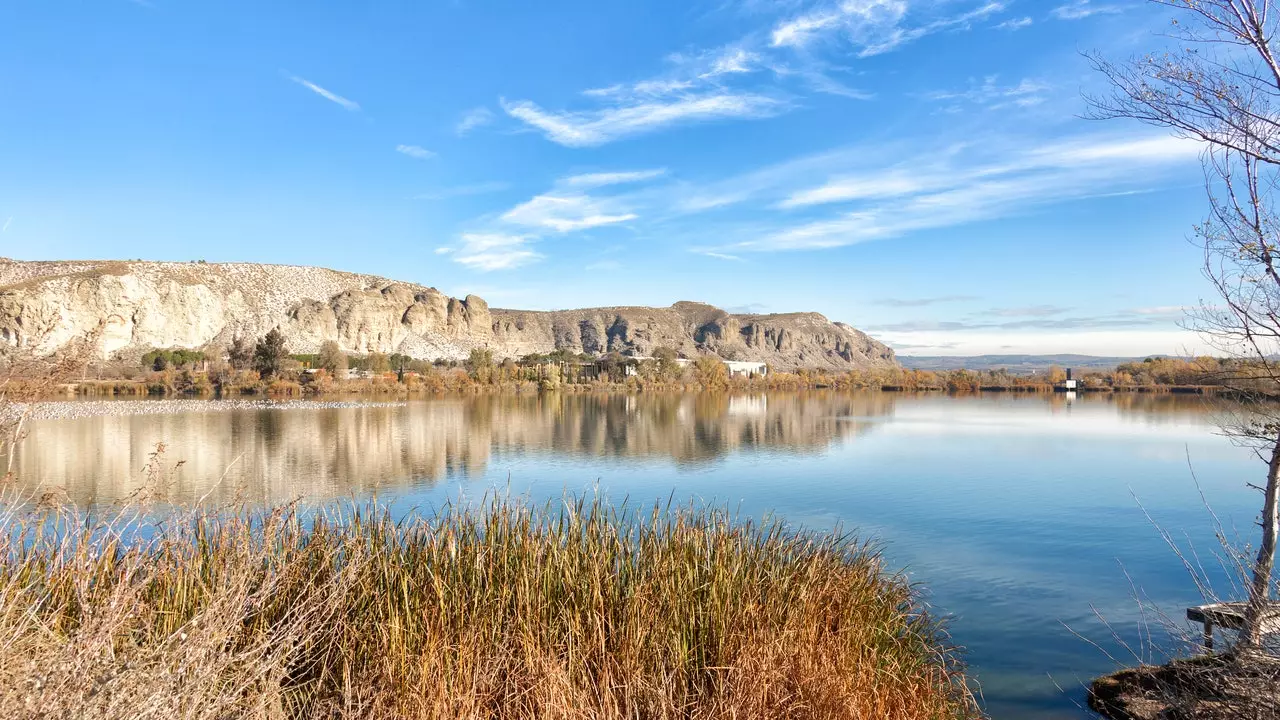 El Campillo : lagune, rivière et falaises à côté du pont d'Arganda