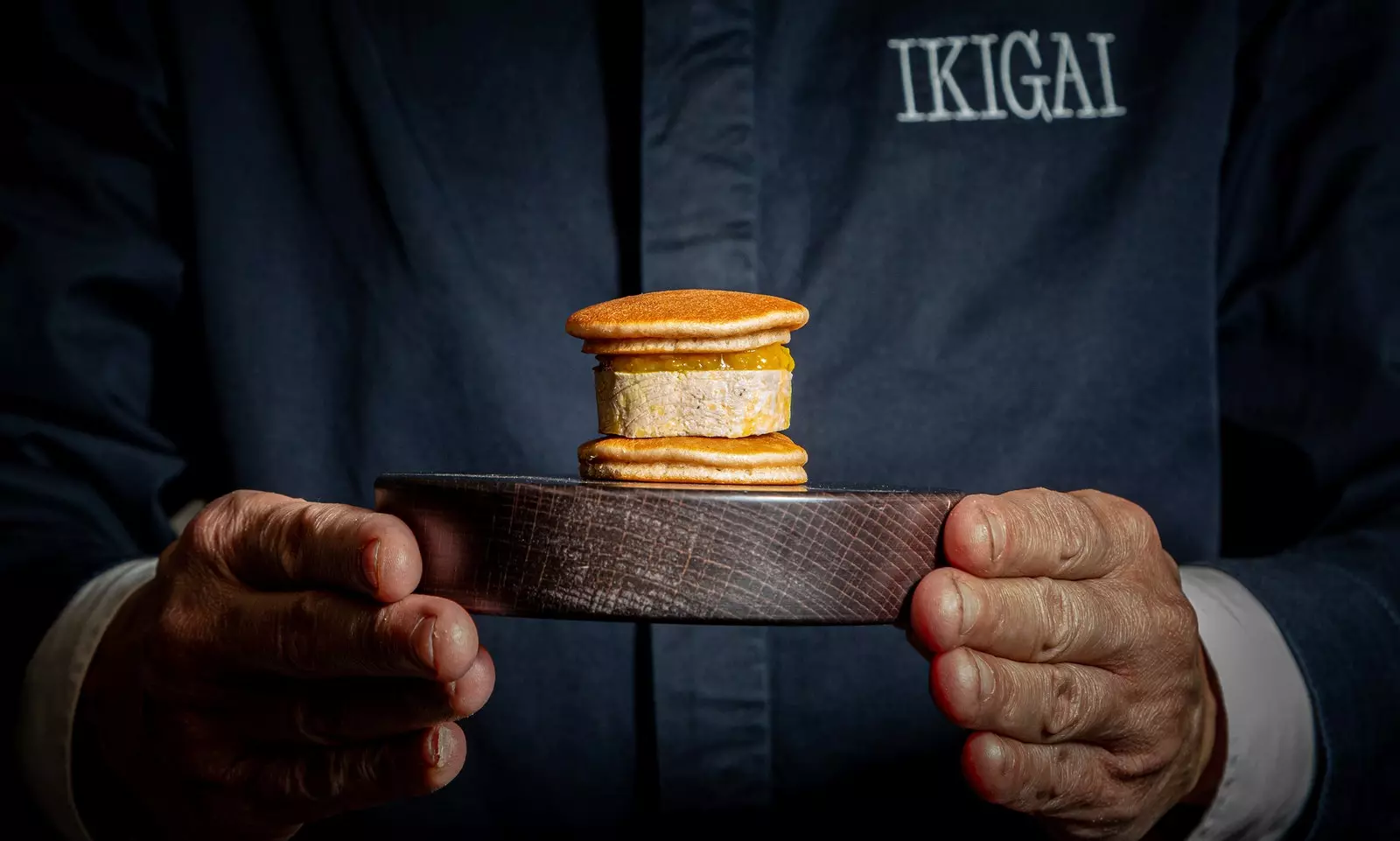 Fluffy hasselnød dorayaki med foie gras og marmelade serveret på Ikigai Velzquez.