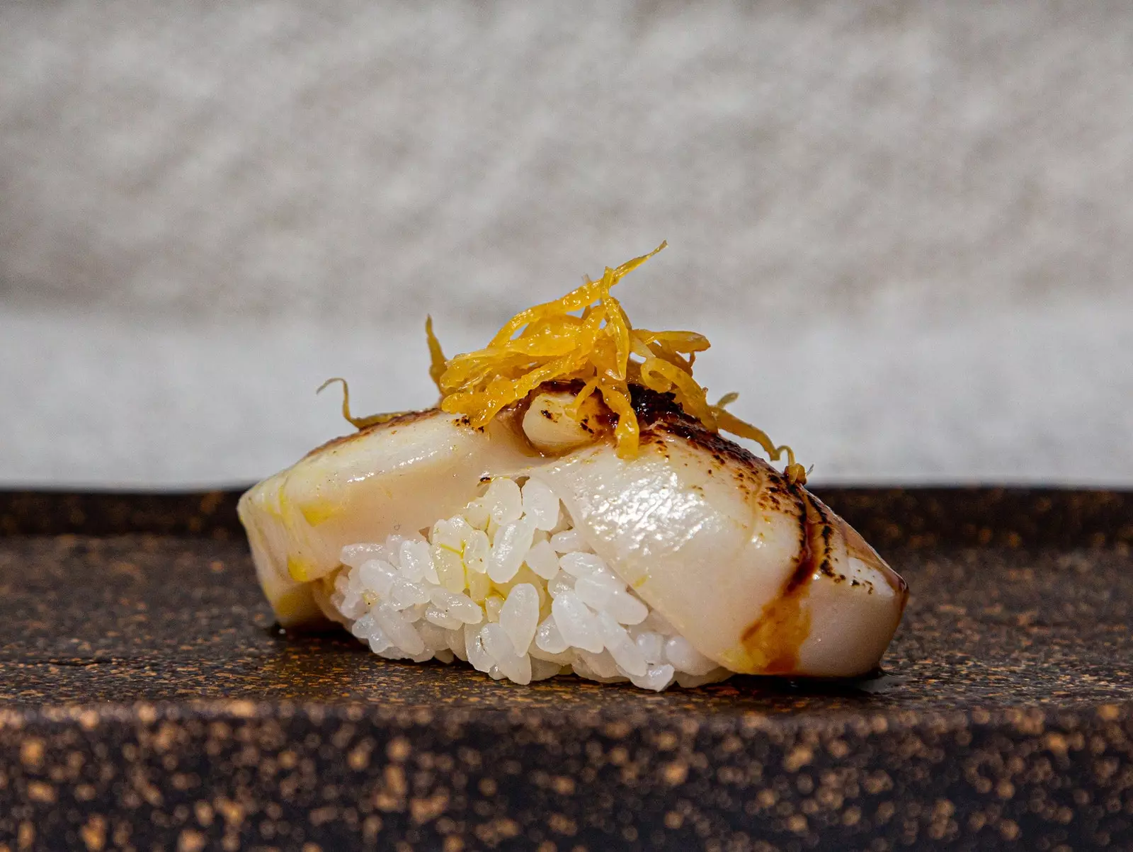 Jakobsmuschel-Nigiri mit Maldon-Salz-Foie mit Reduktion von Aalsauce und geschleudertem Ei eine der Neuheiten von Ikigai...