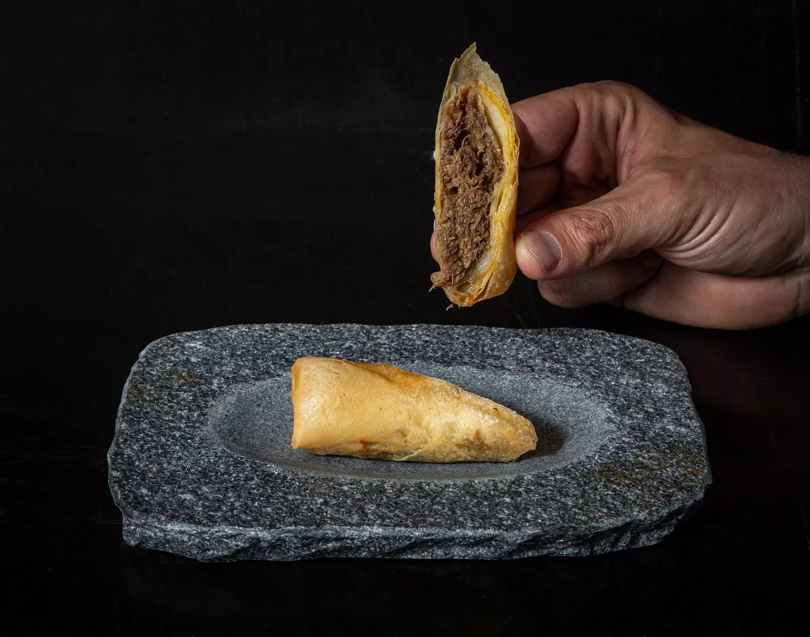 Loempia van ossenstaart met Japanse curry en yuzu, een van de nieuwigheden in vleeswaren bij Ikigai Velzquez.