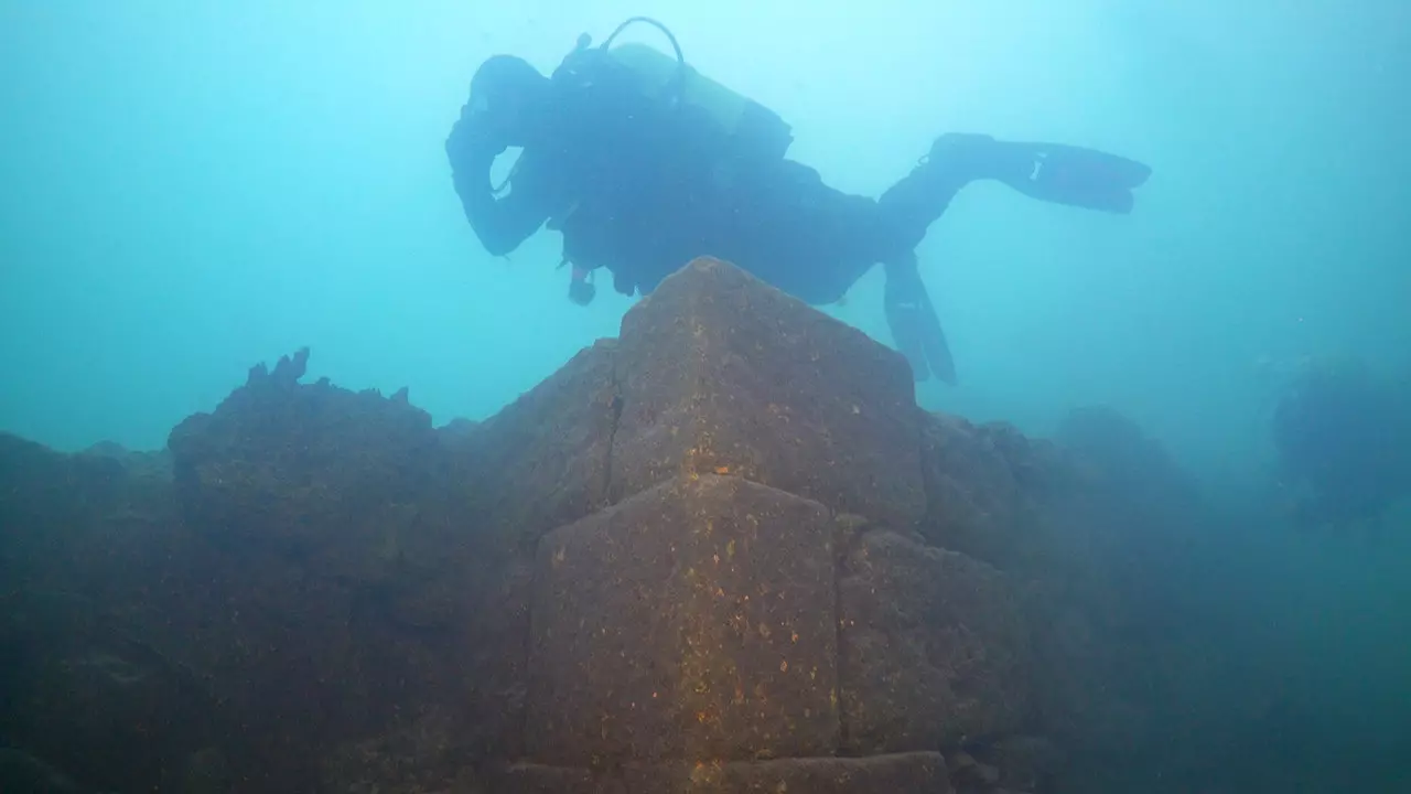 They discover a submerged fortress of more than 3000 years in the largest lake in Turkey