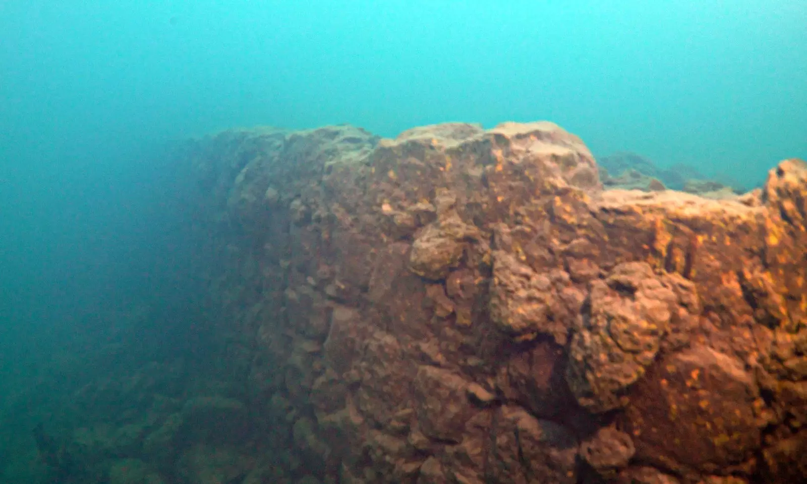 Le lac de Van couvre une superficie de 3 712 kilomètres carrés.