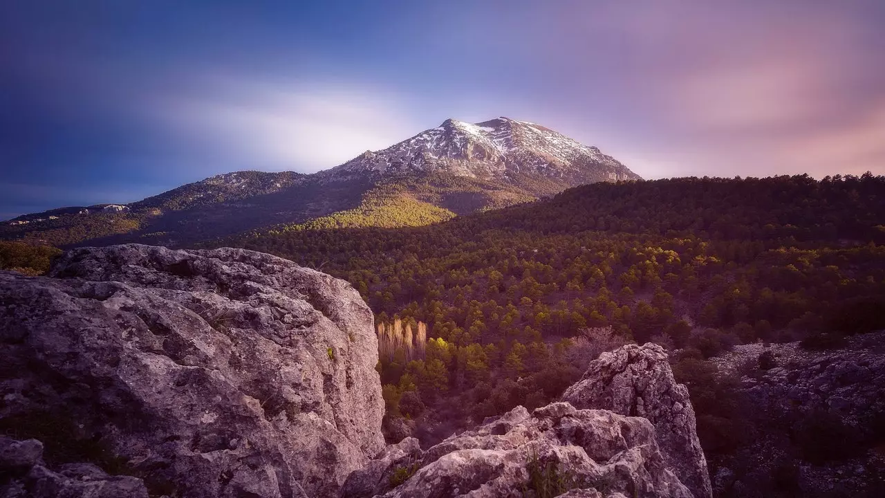 Qranadanın şimalındakı təbii sığınacaq olan Sierra de La Sagra'nın sehri