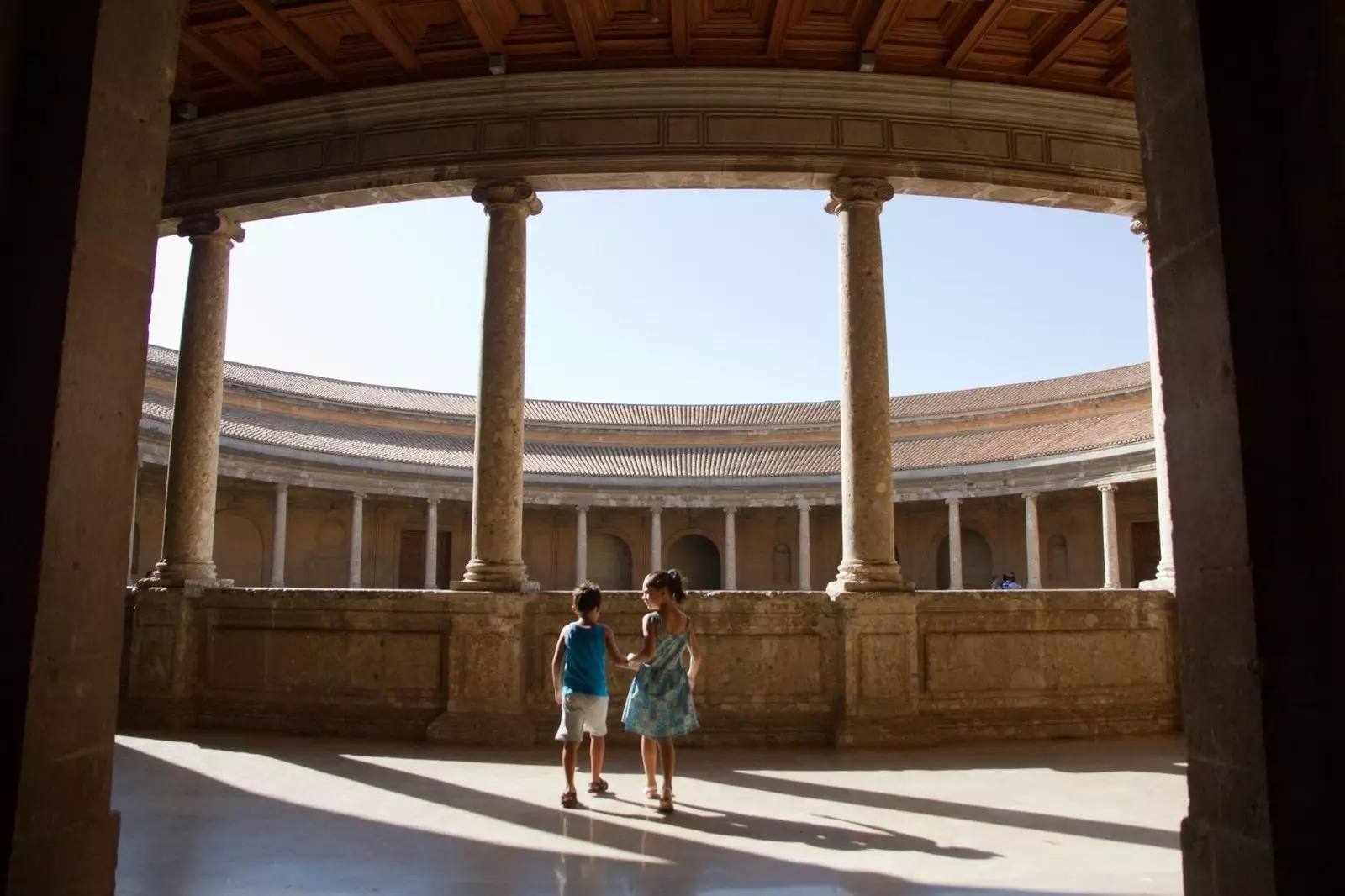 Twee kinderen in het paleis van Carlos V Alhambra Granada