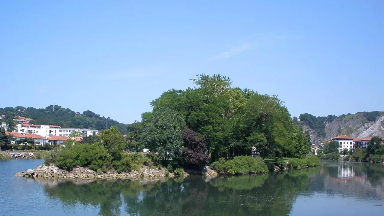 L'île qui est six mois espagnole et six mois française