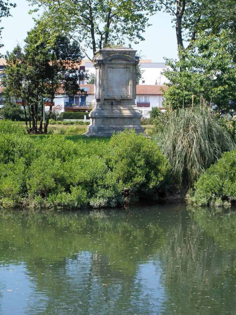 Isla de los Faisanes na řece Bisasoa při pohledu ze španělské strany Irún. Památník smlouvy z Pyrenejí