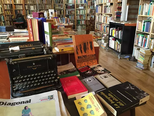 У Librería Pramo, акрамя старых кніг, вы знойдзеце невялікія незалежныя выдавецтвы