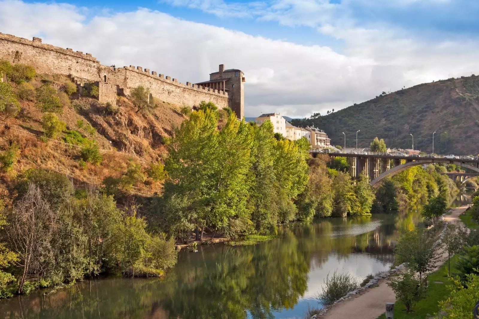 To finish a walk with views of the river Sil