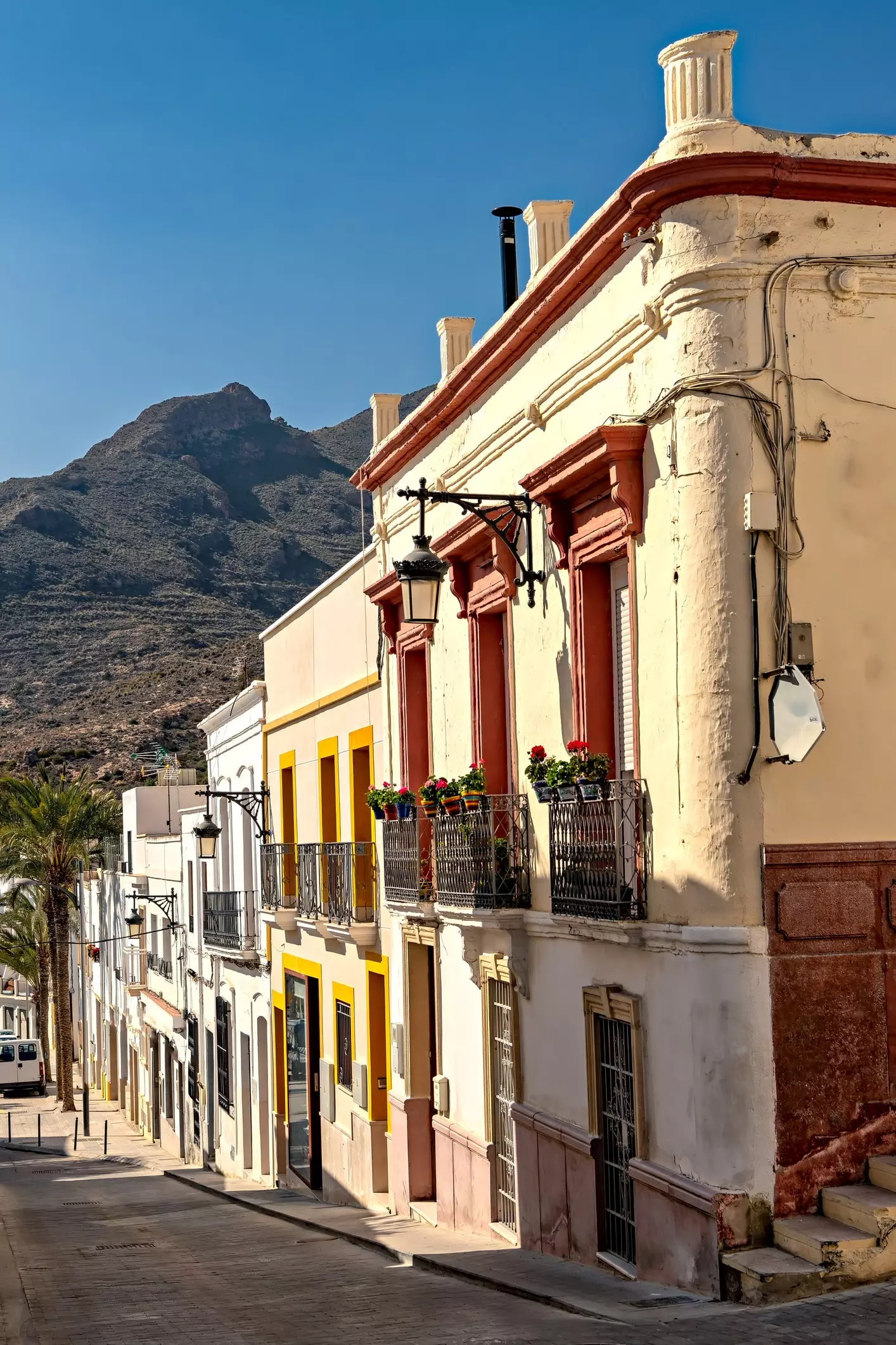 Níjar, en vit stad i ett hav av lera